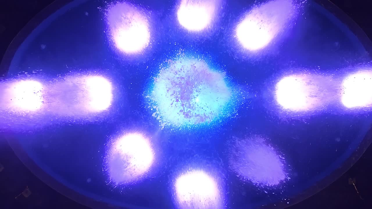 밤 에 다채로운 분수 를 위 에서 아래 로 근접 한 모습