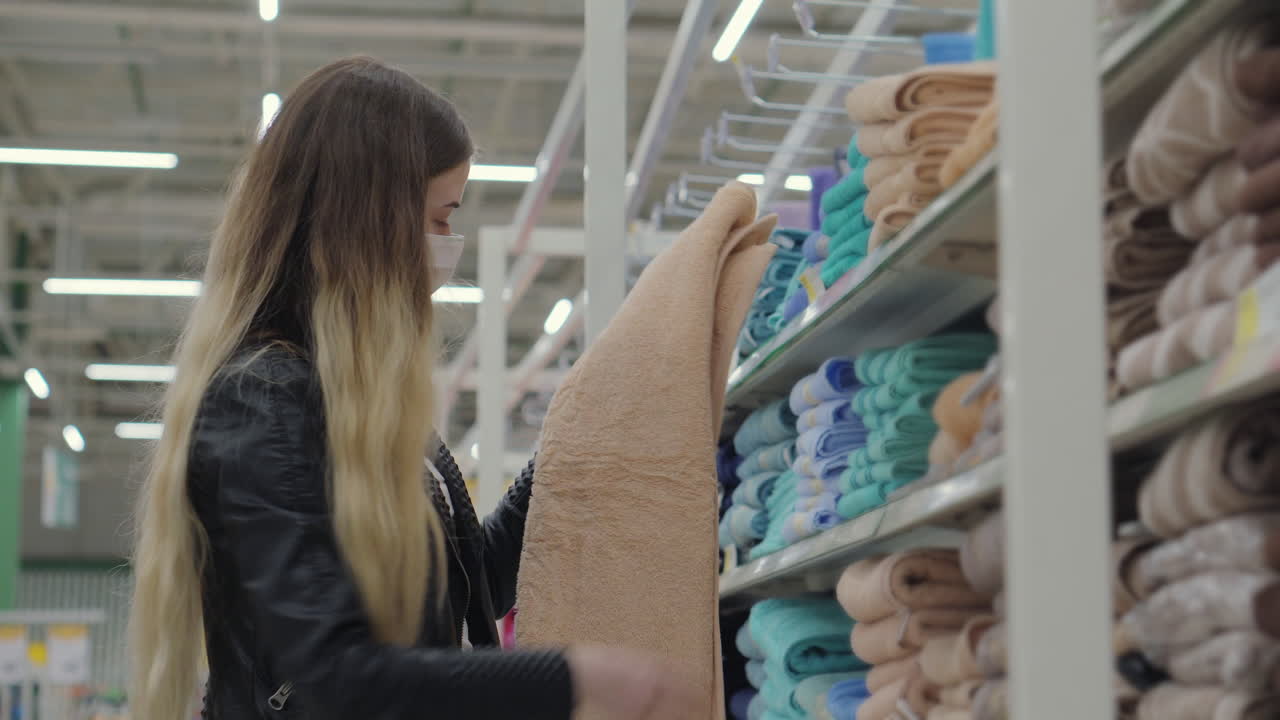 mujer comprando toallas en un supermercado