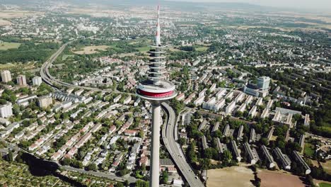 Volando-Alrededor-De-La-Torre-De-Televisión-Od-Frankfurt-Am-Main,-Alemania