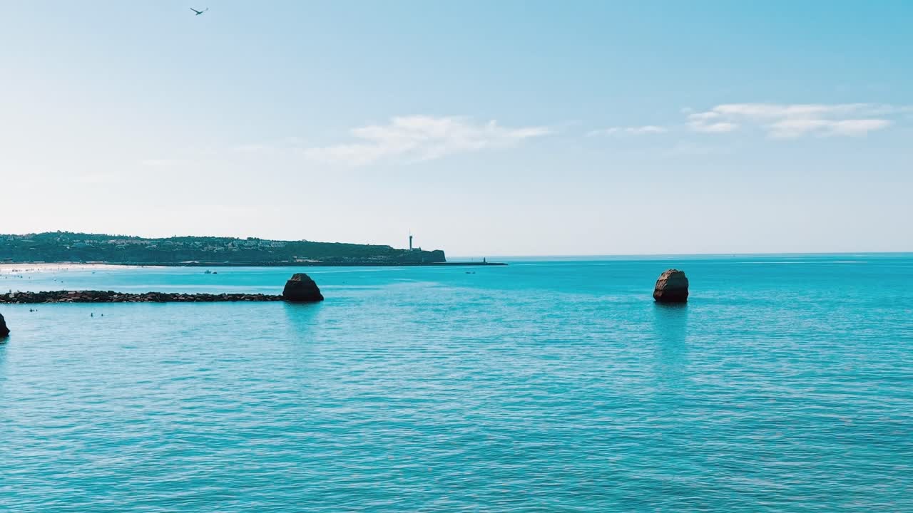 日中のポルトガル沿岸近くの岩と海の眺め