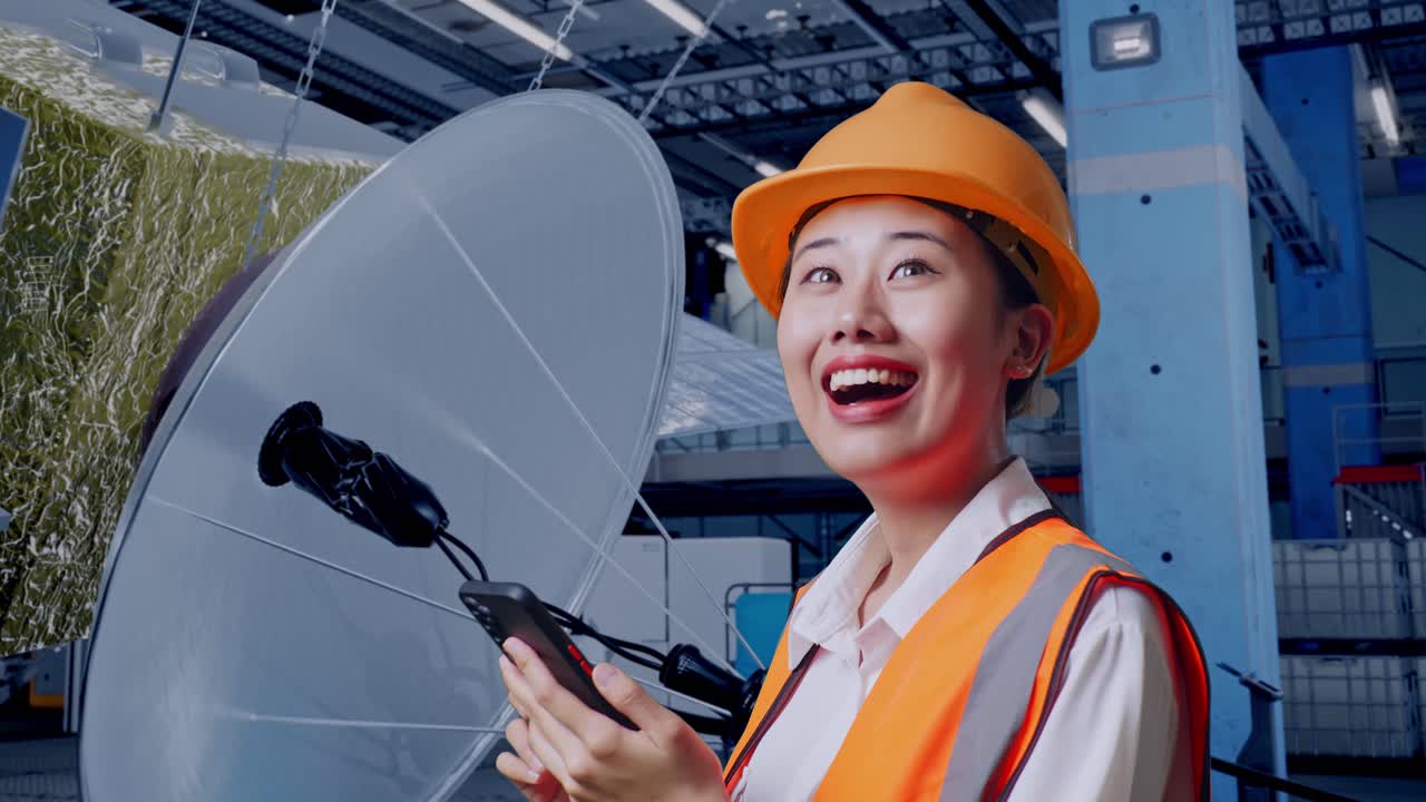 공장에서 통신 시스템을 확인하는 엔지니어