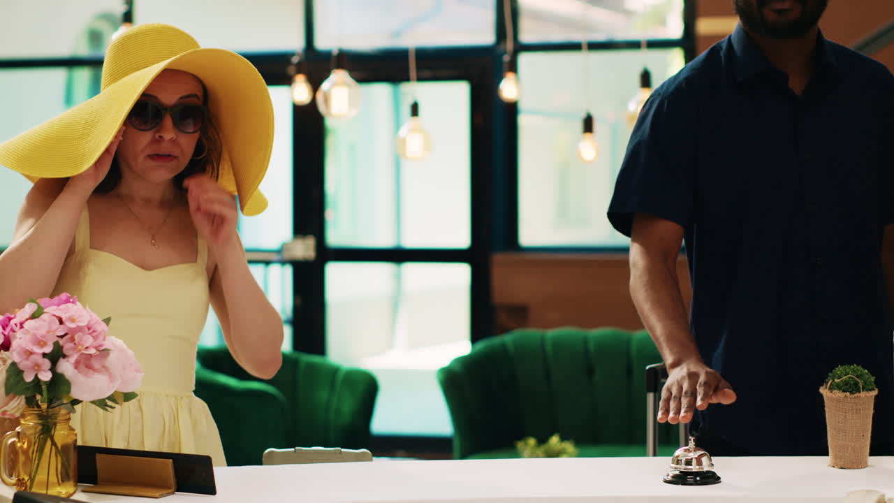 호텔 에서 손님 을 환영 하는 리셉션 관리자