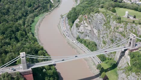 Dolly-Forward-Pan-Down-Drone-Disparó-Sobre-El-Puente-Colgante-De-Clifton,-Bristol