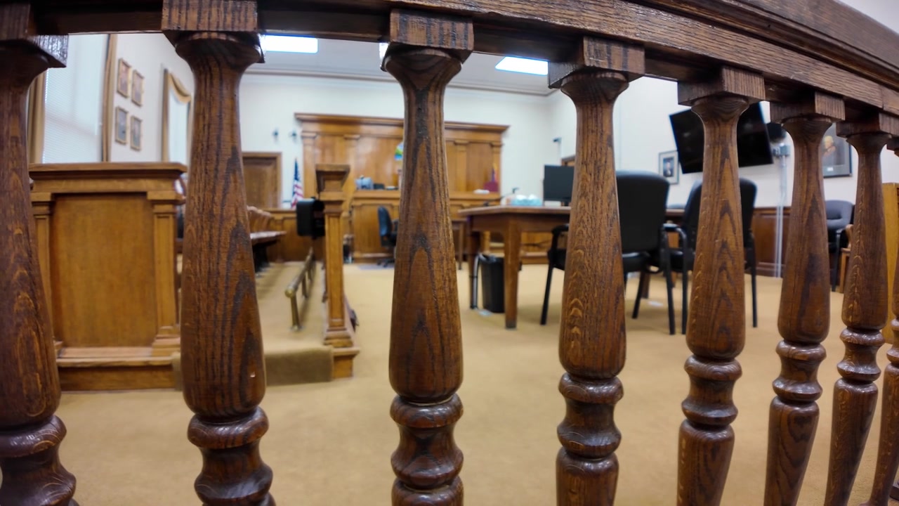 Bidikan lebar gimbal ruang sidang di Gedung Pengadilan Hocking County yang bersejarah