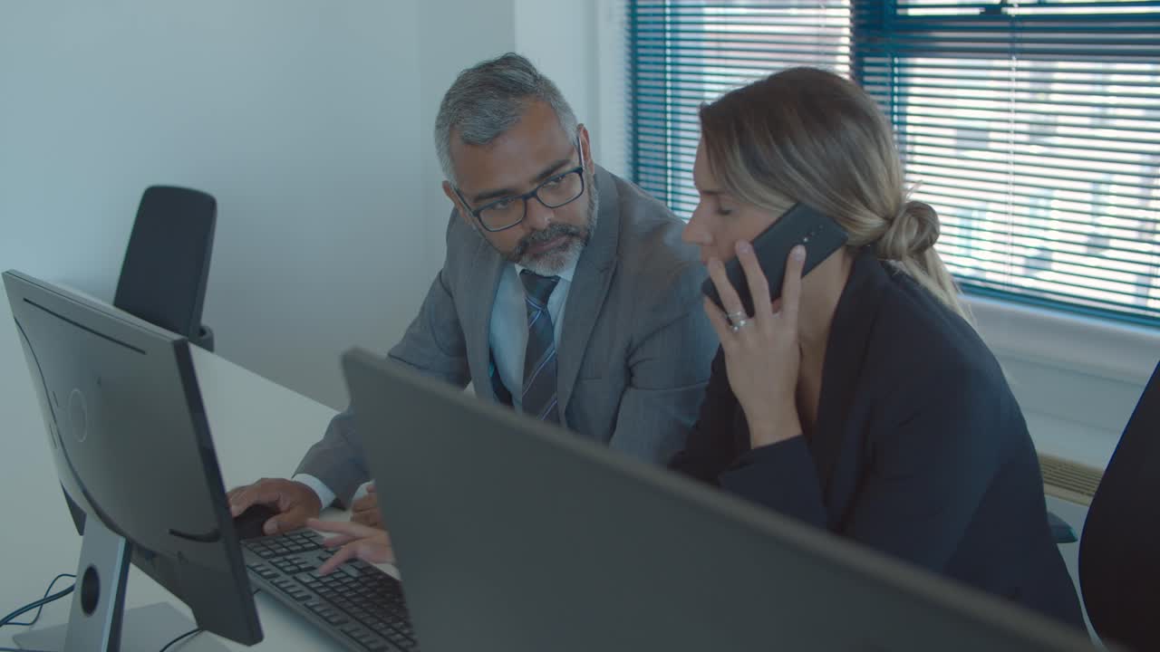 Virksomhedsledere arbejder sammen