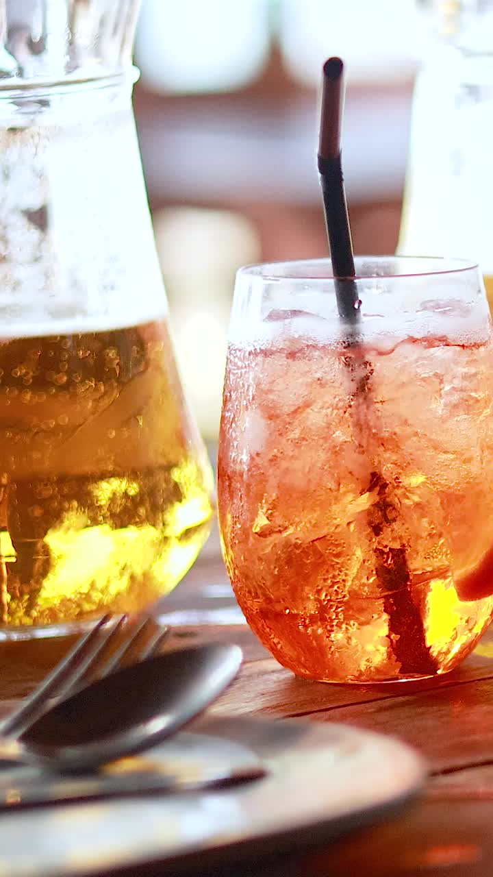 spritz de aperol y cerveza en una mesa