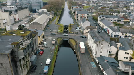 Imágenes-Aéreas-Sobrevolando-Una-Puerta-De-Río-En-La-Ciudad-Irlandesa-De-Athy