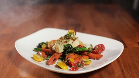 fumar delicioso halibut en un plato servido con verduras