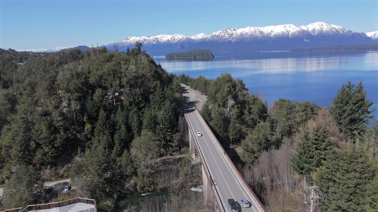 Traffico sul ponte sul fiume Correntoso, Parco Nazionale Nahuel Huapi, Argentina.