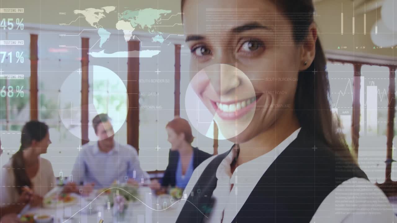 animación de procesamiento de datos sobre camarera caucásica escribiendo la orden en el bloc de notas en el restaurante