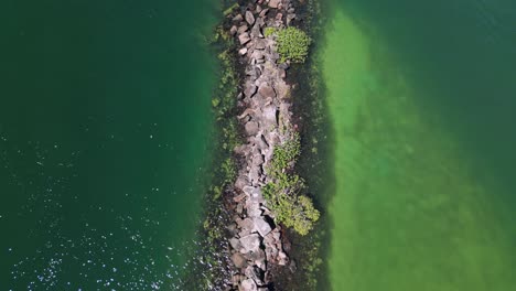 Jack-Evans-Boat-Harbour-Künstliche-Felswand-An-Der-Küste,-Um-Einen-Sicheren-Zugang-Für-Touristische-Wassersportarten-Und-Aktivitäten-Zu-Bieten