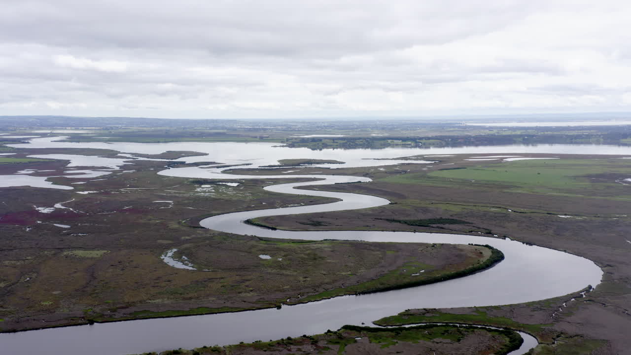 국제적으로 중요한 구불구불한 강과 습지 주변을 공중 선회