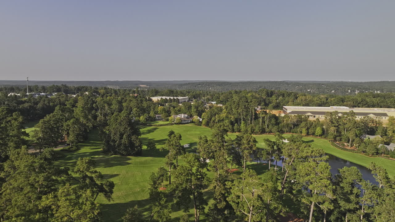 augusta georgia aerial v58 cinematográfico sobrevuelo de drones de bajo nivel y alrededor del campo de golf nacional capturando el hermoso paisaje del atardecer de los terrenos - filmado con mavic 3 pro cine - octubre 2023