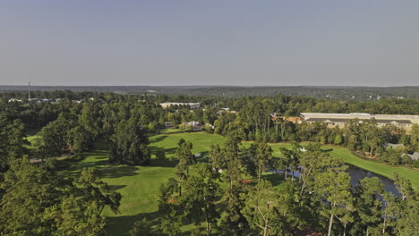 augusta georgia aerial v58 cinematográfico sobrevuelo de drones de bajo nivel y alrededor del campo de golf nacional capturando el hermoso paisaje del atardecer de los terrenos - filmado con mavic 3 pro cine - octubre 2023