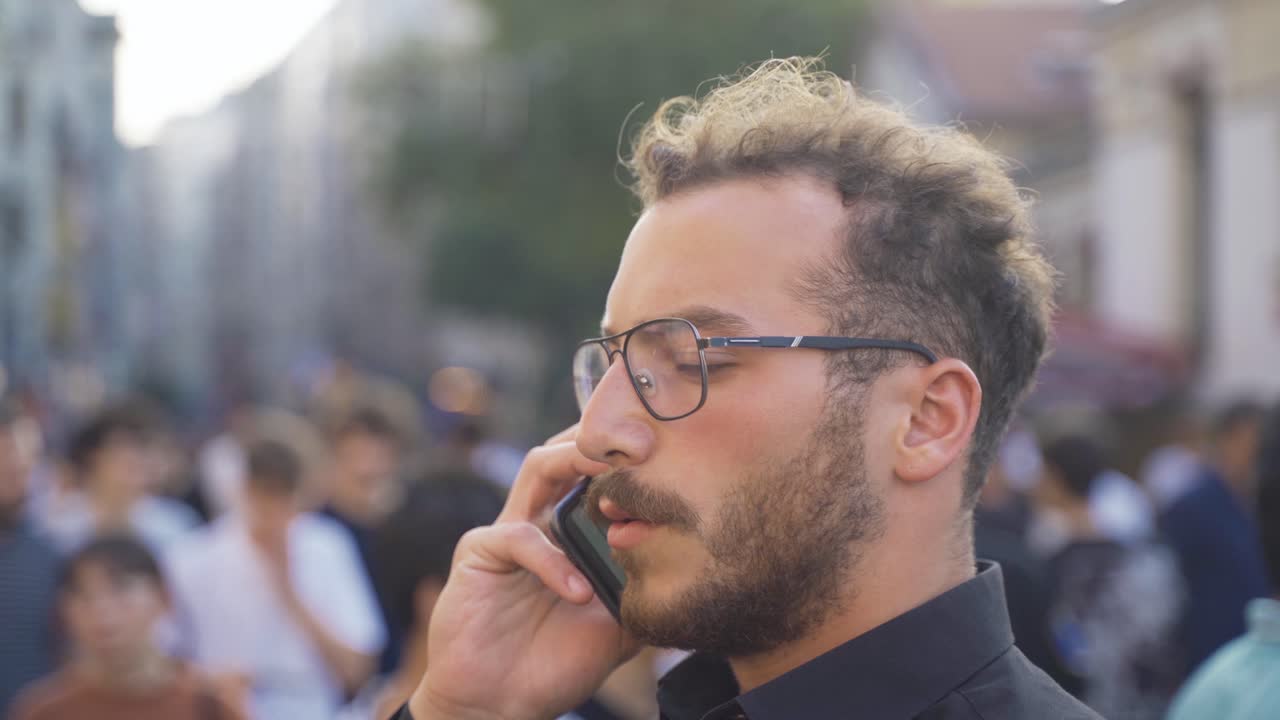 el hombre al que no se puede llegar por teléfono, entorno lleno de gente.