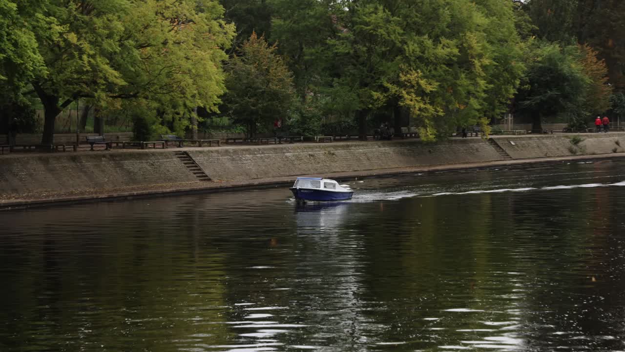 요크 의 오스 강 을 따라 이동 하는 작은  ⁇ 시 보트 의 추적  ⁇