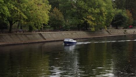 Kamerafahrt-Eines-Kleinen-Fischerbootes,-Das-Entlang-Des-Flusses-Ouse-In-York-Fährt
