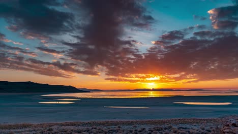 In-Dieser-Epischen-Zeitraffer-Wolkenlandschaft-Spiegelt-Sich-Der-Sonnenuntergang-Im-Wasser-Des-Großen-Salzsees