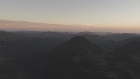 Vista-Aérea-De-Un-Amanecer-Con-Montañas