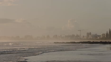 26.-Februar-2023-–-Gold-Coast,-Queensland,-Australien:-Blick-Vom-Currumbin-Beach-Vikings-Surf-Life-Saving-Club-Entlang-Des-Currumbin-Beach-Bei-Sonnenaufgang