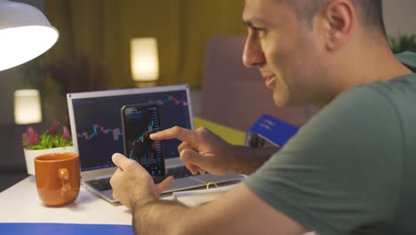 el hombre que sigue el intercambio de criptomonedas hace cálculos.