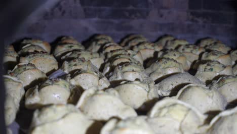 deliciosos pasteles de flaouna horneados dentro de un horno tradicional