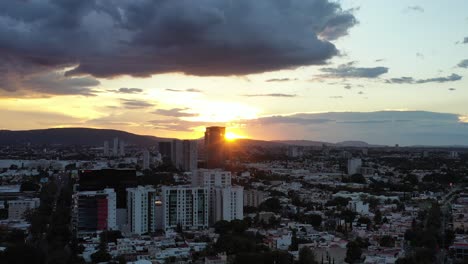 la puesta de sol a través del edificio