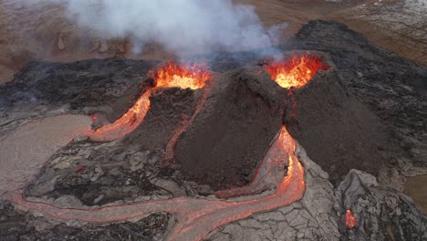 Fuente-De-Lava-Que-Estalla-Durante-La-Erupción-Volcánica-En-El-Monte-Fagradalsfjall,-Península-De-Reykjanes-En-El-Sur-De-Islandia