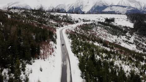 Fahrendes-Auto-Isoliert-Auf-Der-Straße-In-Einer-Winterlichen-Landschaft-In-Der-Slowakei,-Mitteleuropa