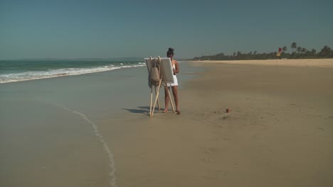 Junge-Künstlerin-Malt-An-Einem-Sonnigen-Strand,-Eine-Elegante-Frau-Malt-Künstlerischen-Ausdruck-Im-Freien