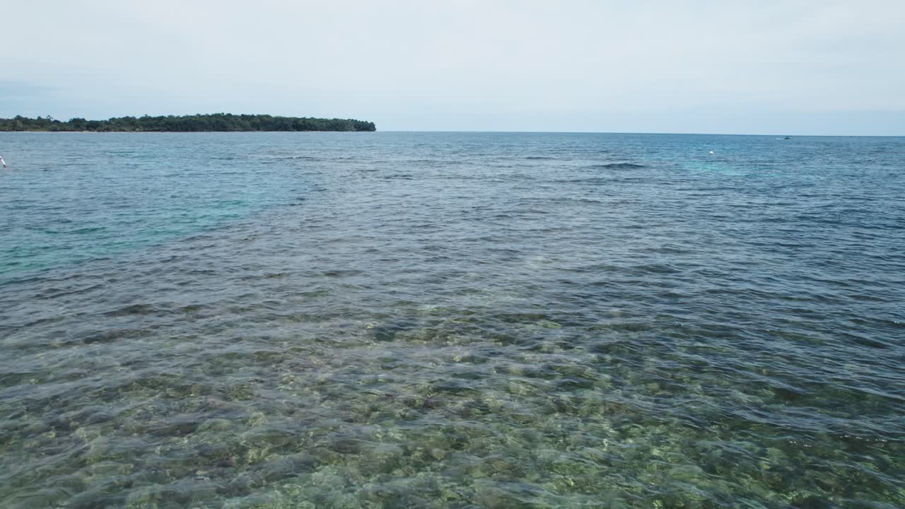보카 델 드라고 해변, 보카스 델 토로, 파나마의 소녀의 뒤쪽 모습 - 스 비디오