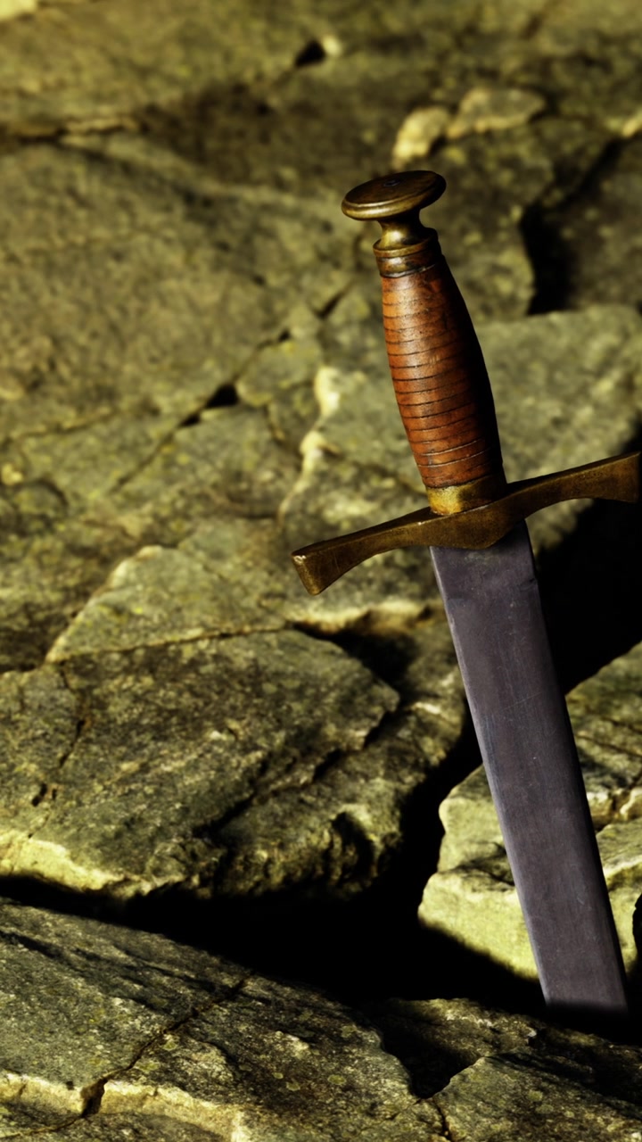 Espada repousando em uma superfície rochosa em um cenário escuro e misterioso