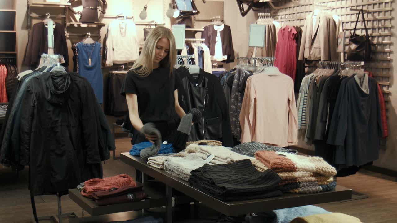 옷 가게 에서 옷 을 구입 하는 여자