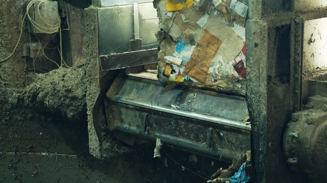 컨베이어 벨트에서 운반된 폐지 블록