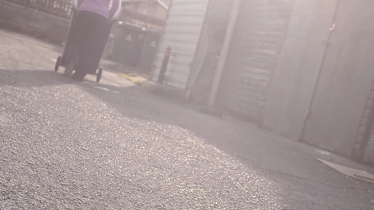 바퀴달린 쓰레기통 비우기