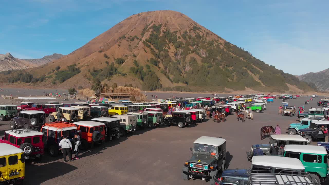 Bromon jeepit vulkaanisessa hiekassa. Indonesia, Itä-Jaava