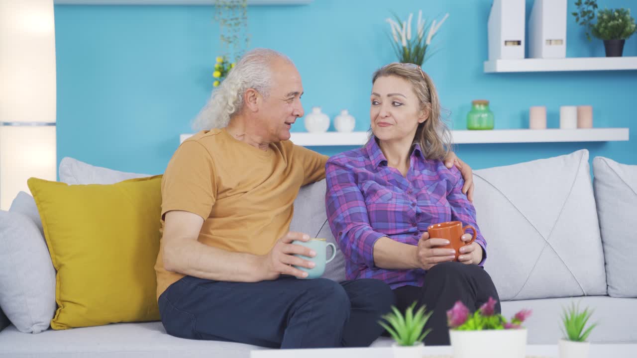 사랑하는 부부가 대화를 나누고 있습니다.