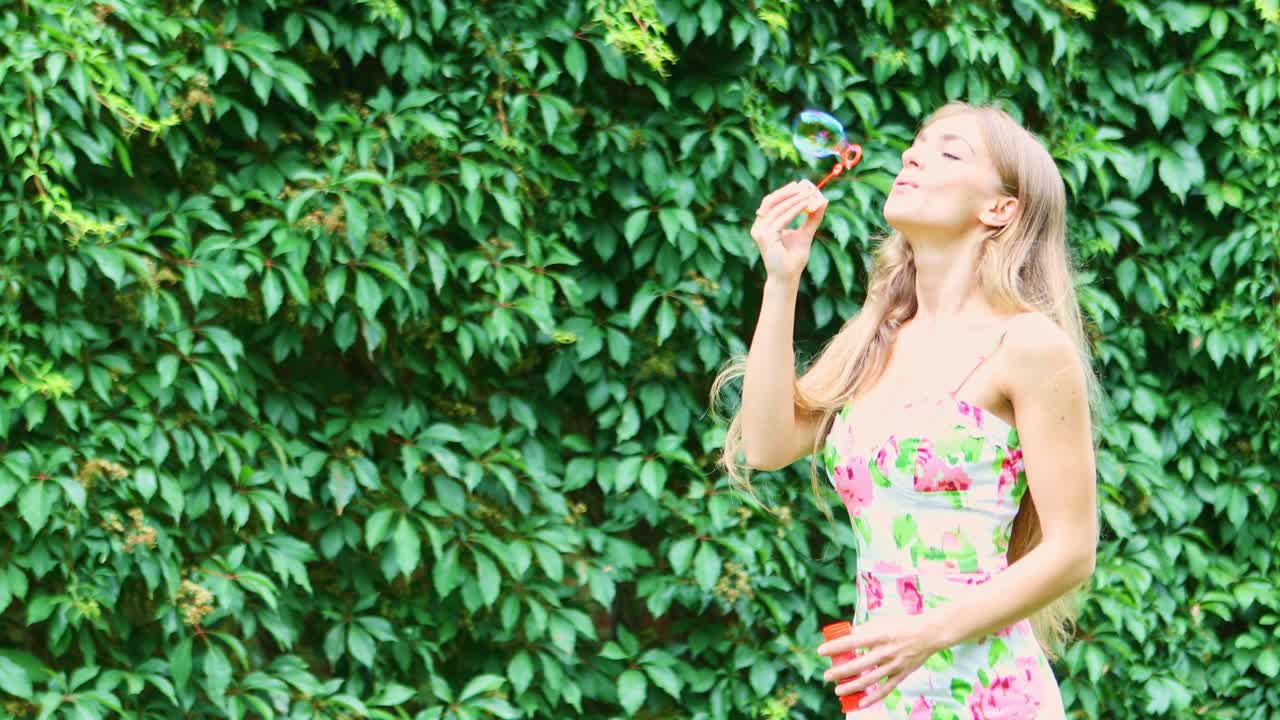 공원에서 boubless 놀고 섹시한 여자