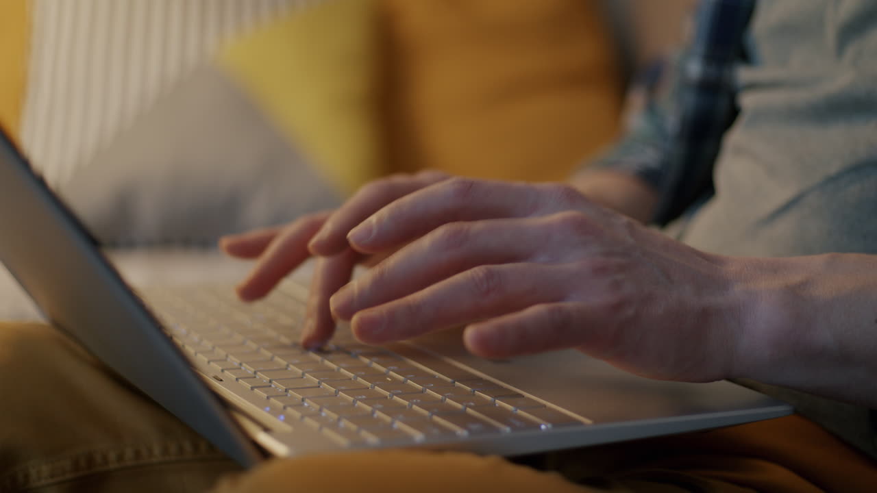 persona escribiendo en una computadora portátil