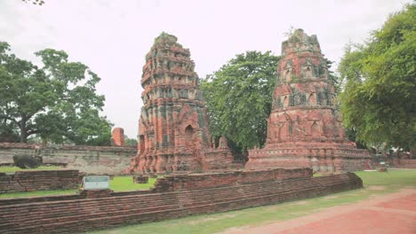 la arquitectura histórica de ayutthaya brilla en un espléndido día tailandés