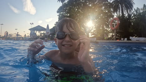 timelapse - juegos de niños en la piscina al aire libre