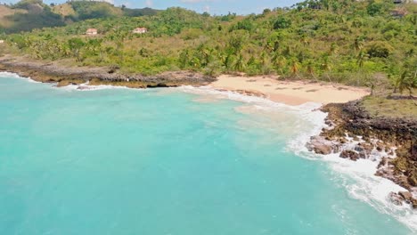 Luftaufnahme-Des-Privaten-Strandes-Playa-Del-Amor-Mit-Klarem-Wasser-Und-Tropischer-Landschaft-In-Der-Sonne---Las-Galeras,-Samana,-Dominikanische-Republik