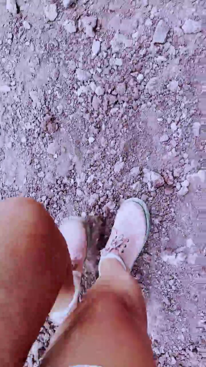 Santorini, Yunanistan'daki Kızıl Plaj'da yürüyen kadın gezgin