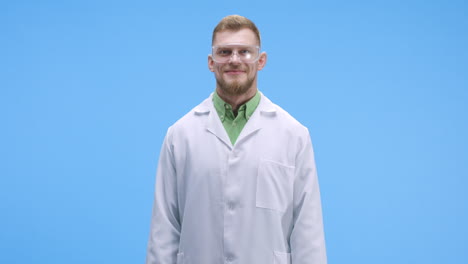 lächelnder wissenschaftler in laborkleidung