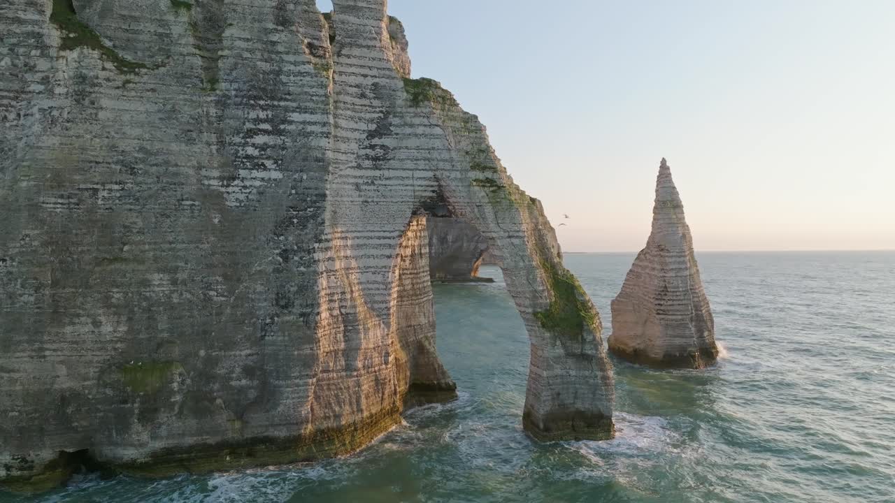 улетая от скал этретата