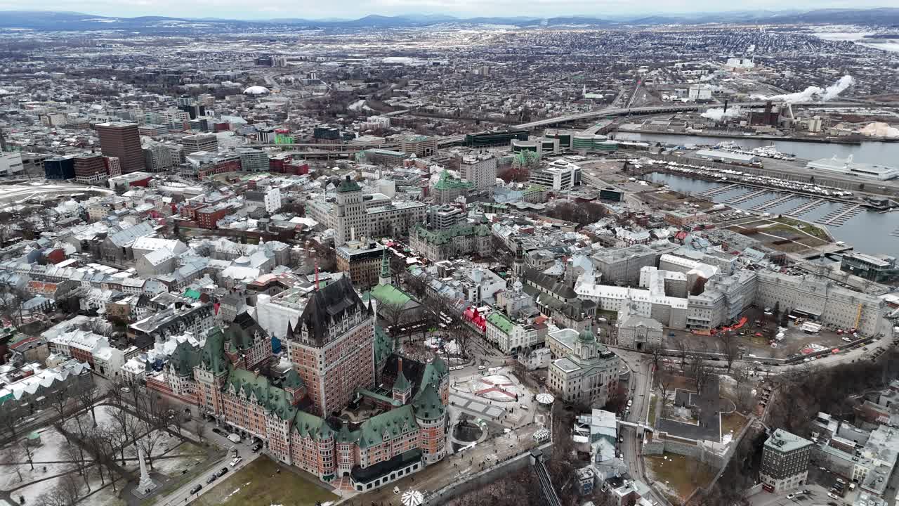 Vista aerea della città di Quebec in Canada in inverno con tetti coperti di neve e fiume ghiacciato, Château Frontenac, Canada.