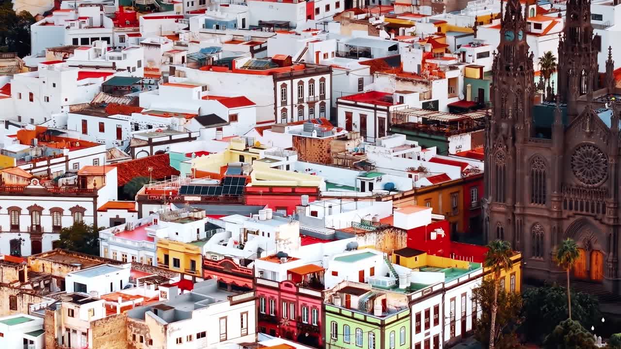Vista degli edifici e della chiesa a Gran Canaria, Spagna, ripresa dall'alto.