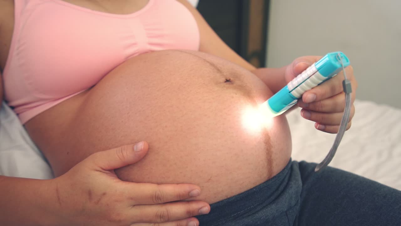 Donna incinta felice in attesa del bambino a casa