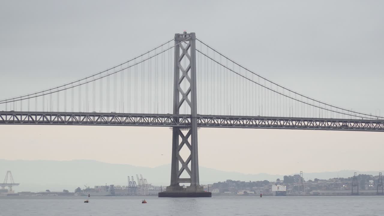 오클랜드를 가로지르는 교통과 자동차 - 침울한 아침의 샌프란시스코 베이 브리지