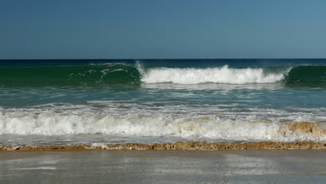 Pequeñas-Olas-Chocan-Contra-La-Costa-Arenosa